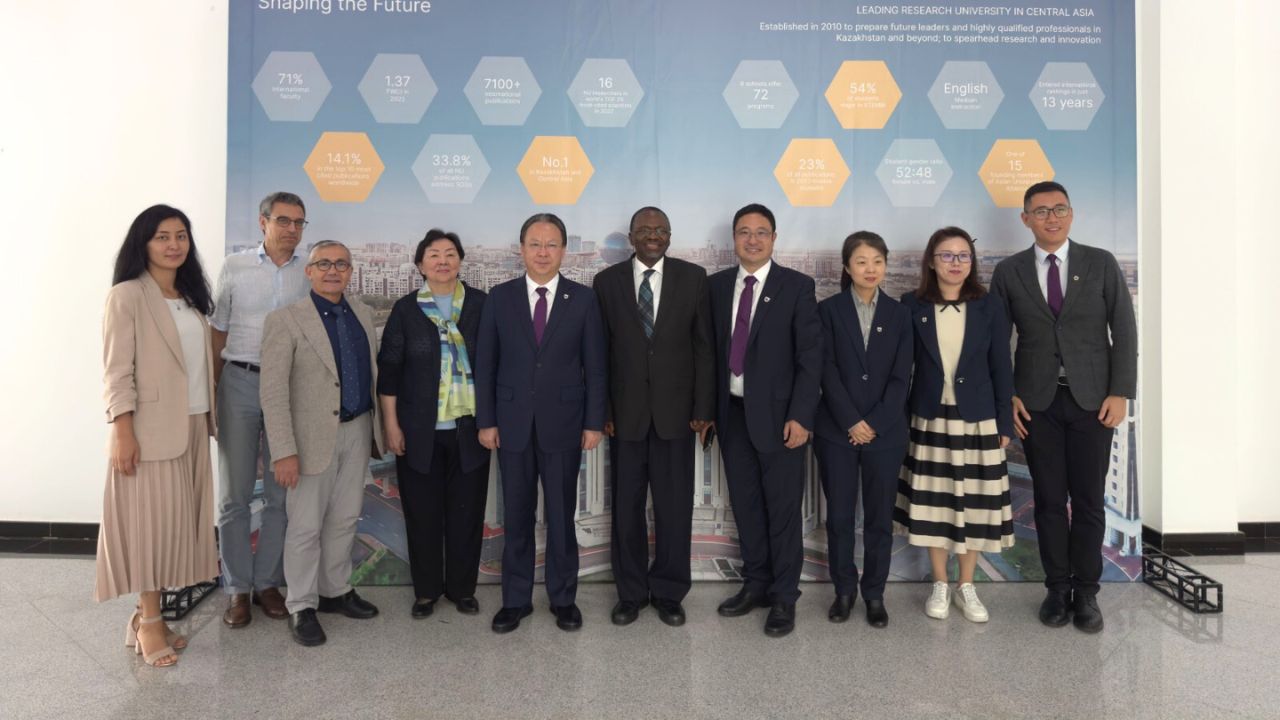 Цинхуа университетінің студенттері NU-дағы ғылыми жобаға қатысады