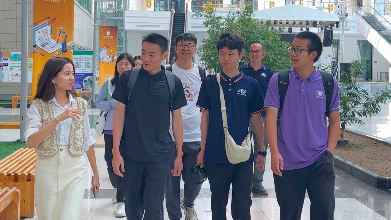 Цинхуа университетінің студенттері NU-дағы ғылыми жобаға қатысады