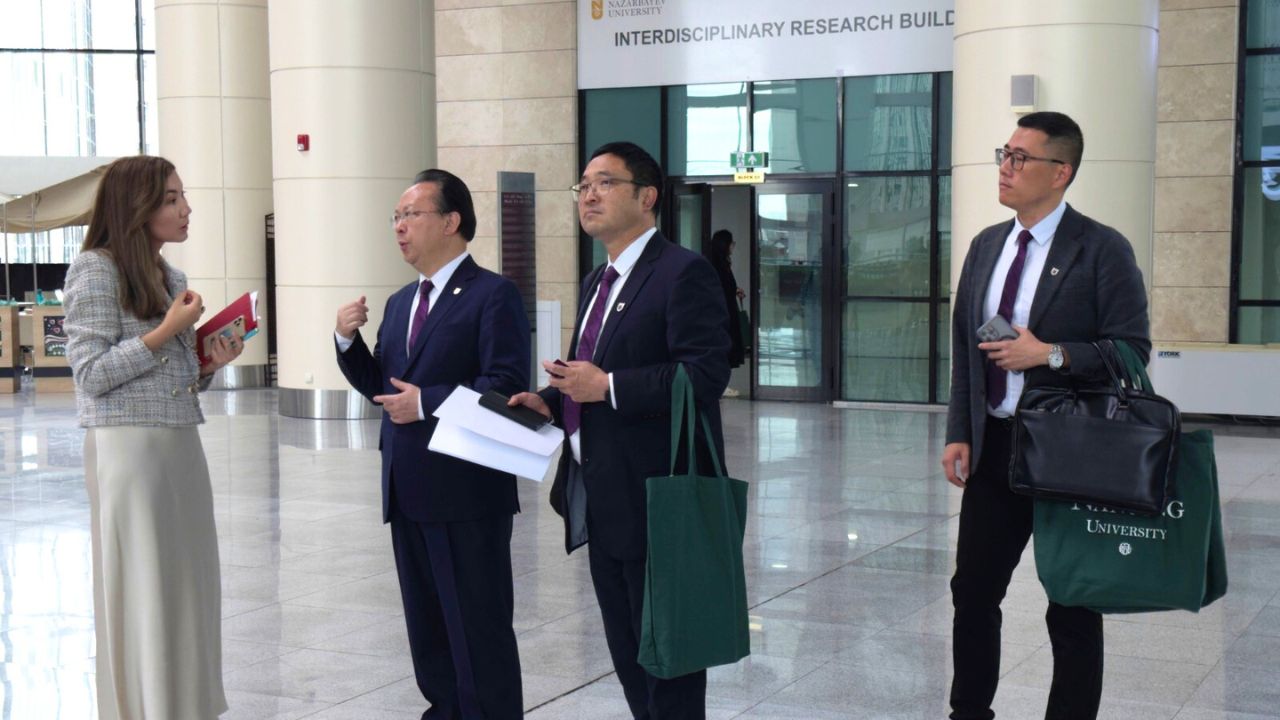 Цинхуа университетінің студенттері NU-дағы ғылыми жобаға қатысады