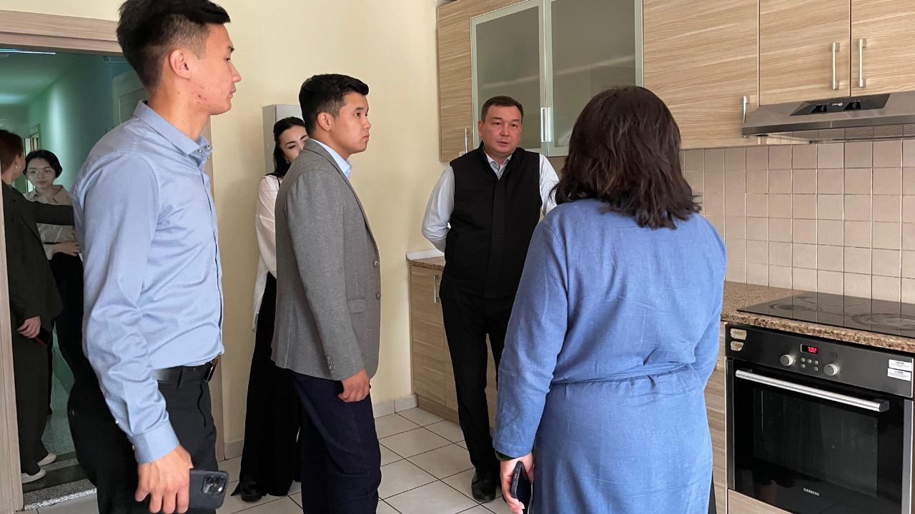 “On par with dormitories abroad”: Akerke Abylaikhan Visits NU Dormitories