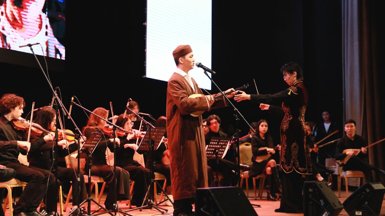 Студенттер Республика күніне орай концерт ұйымдастырды