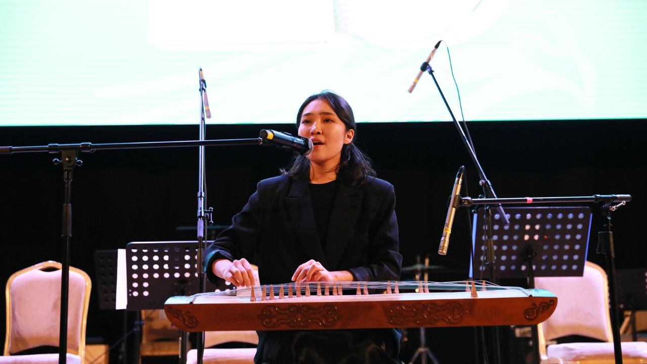 Студенттер Республика күніне орай концерт ұйымдастырды