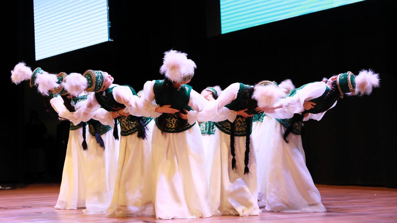 Студенттер Республика күніне орай концерт ұйымдастырды