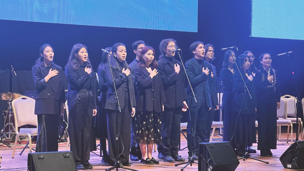 Студенттер Республика күніне орай концерт ұйымдастырды