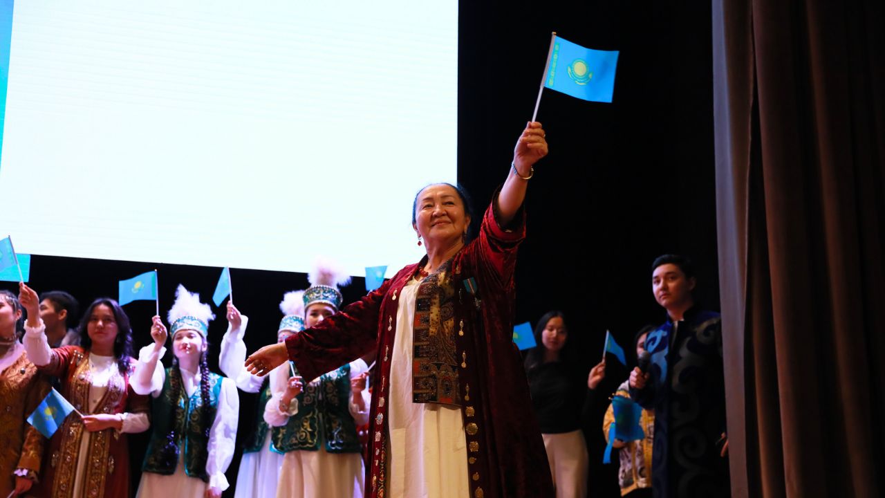 Студенттер Республика күніне орай концерт ұйымдастырды