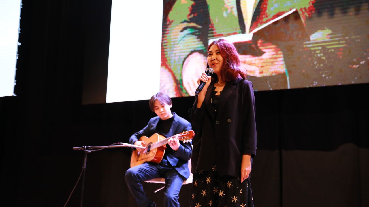 Студенттер Республика күніне орай концерт ұйымдастырды