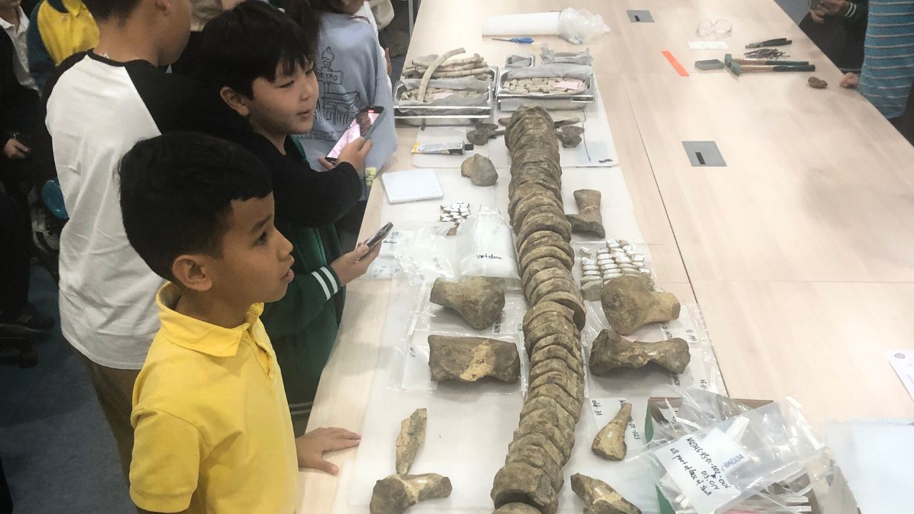 NU Оралдың жас геологтарына барлау құралдарын сыйға тартты