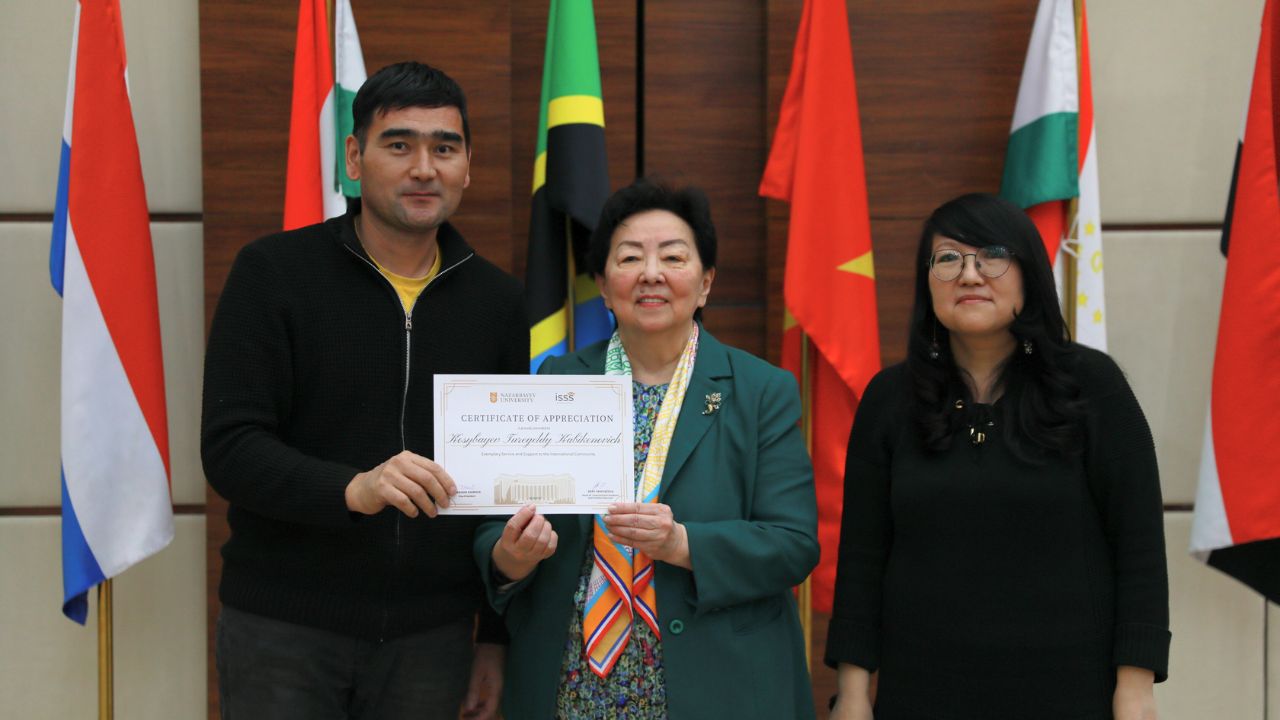 Қоғамдастық құру: NU-да белсенді шетелдік студенттер мен қызметкерлерді құттықтады 