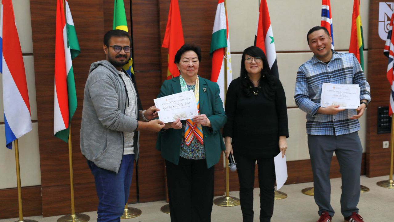 Қоғамдастық құру: NU-да белсенді шетелдік студенттер мен қызметкерлерді құттықтады 