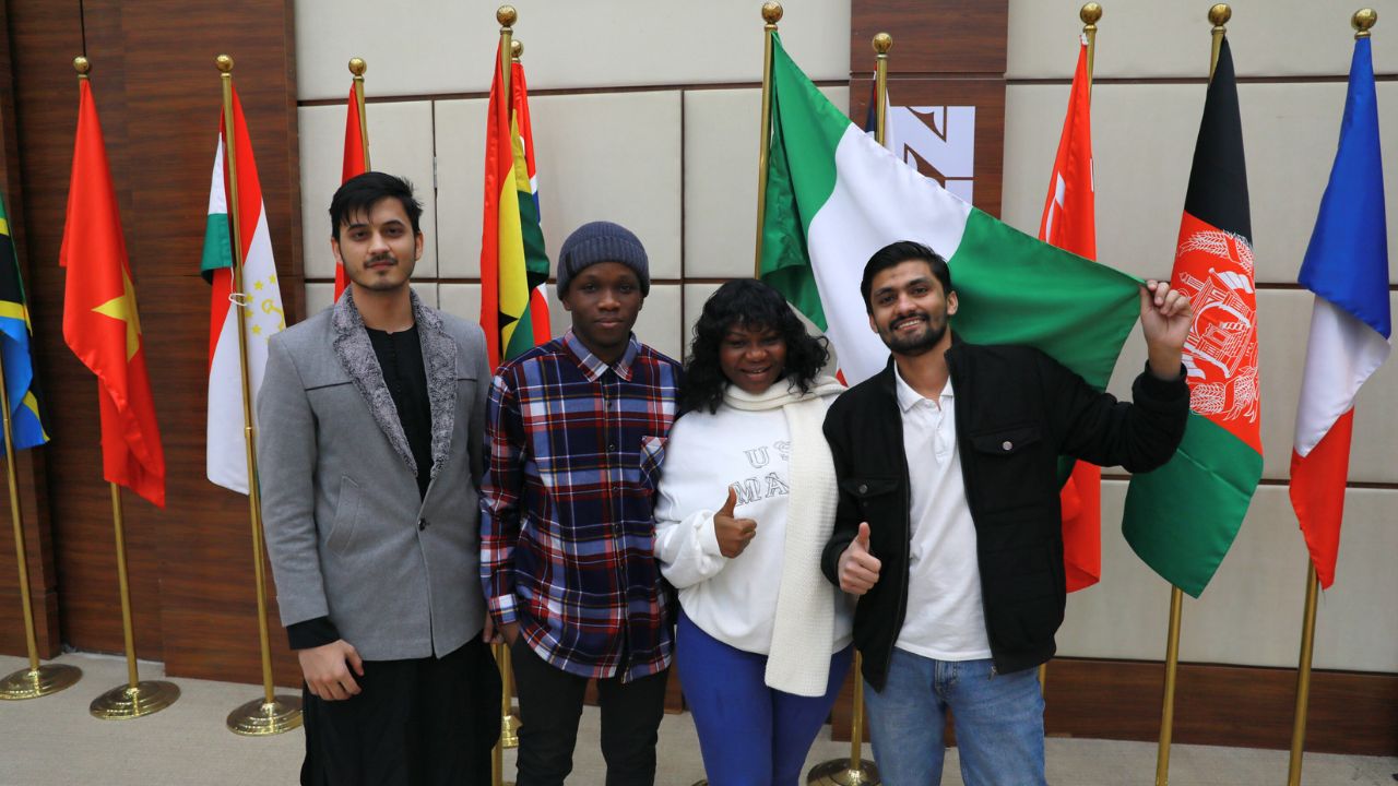 Қоғамдастық құру: NU-да белсенді шетелдік студенттер мен қызметкерлерді құттықтады 