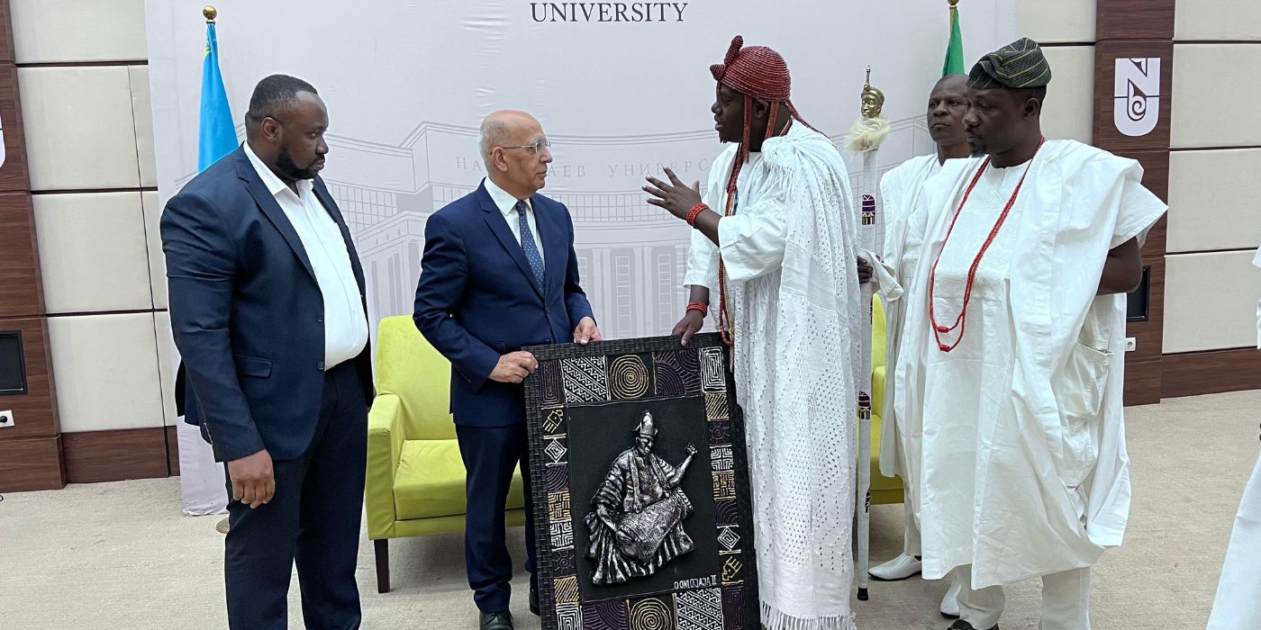 Духовный лидер народа йоруба передал благословения молодоженам из Нигерии 