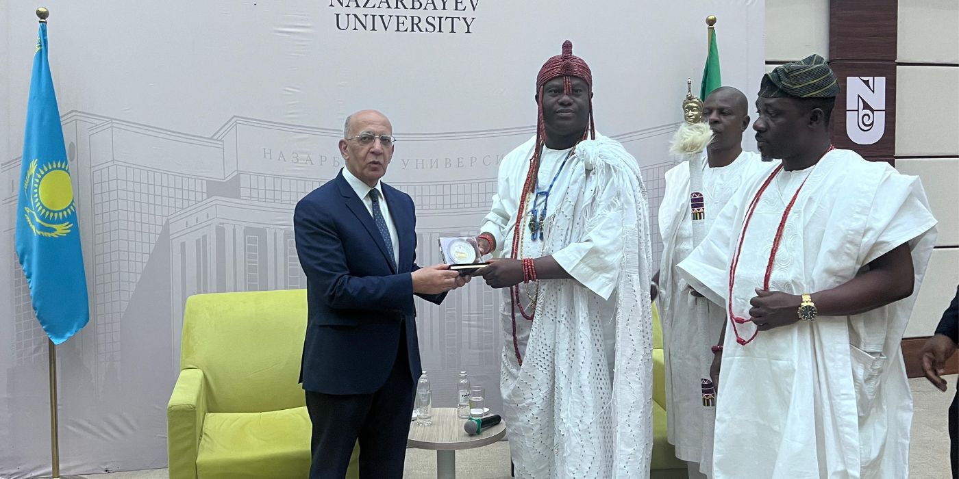 Духовный лидер народа йоруба передал благословения молодоженам из Нигерии 