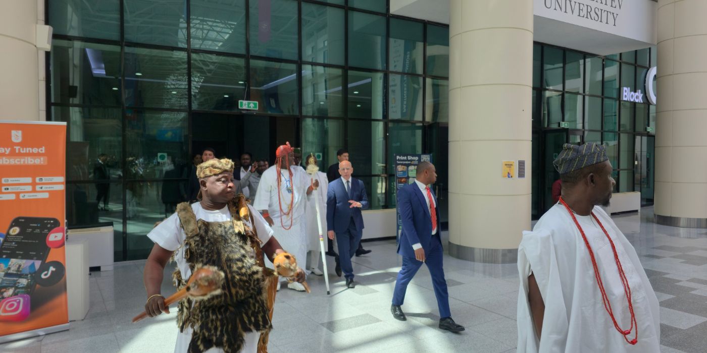 Духовный лидер народа йоруба передал благословения молодоженам из Нигерии 