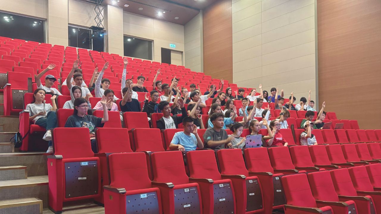 Юные геологи готовятся к олимпиаде с профессорами NU