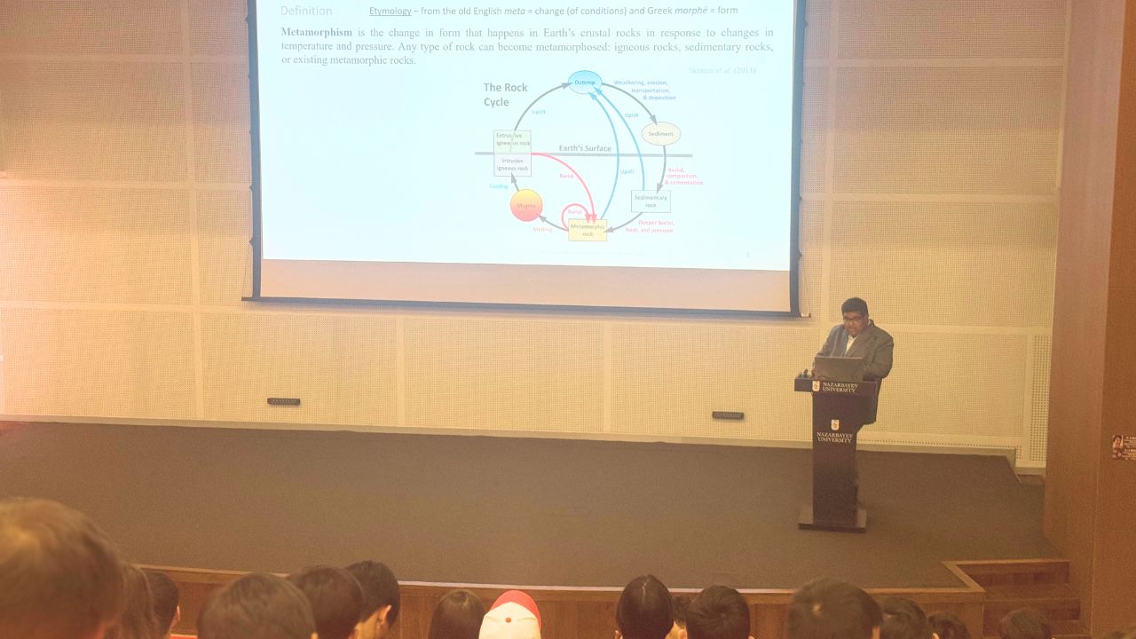 Юные геологи готовятся к олимпиаде с профессорами NU