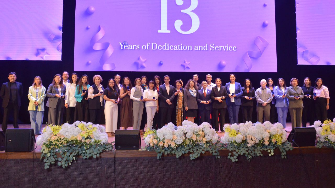 Министр Саясат Нұрбек NU он бес жылдығымен құттықтады