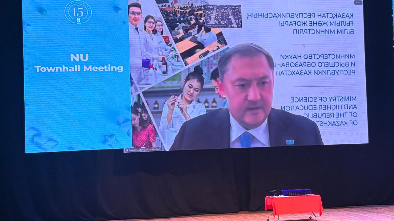 Министр Саясат Нұрбек NU он бес жылдығымен құттықтады