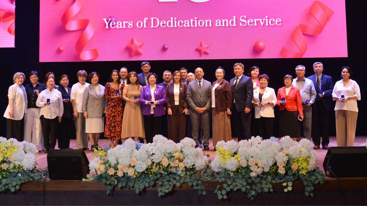 Министр Саясат Нұрбек NU он бес жылдығымен құттықтады