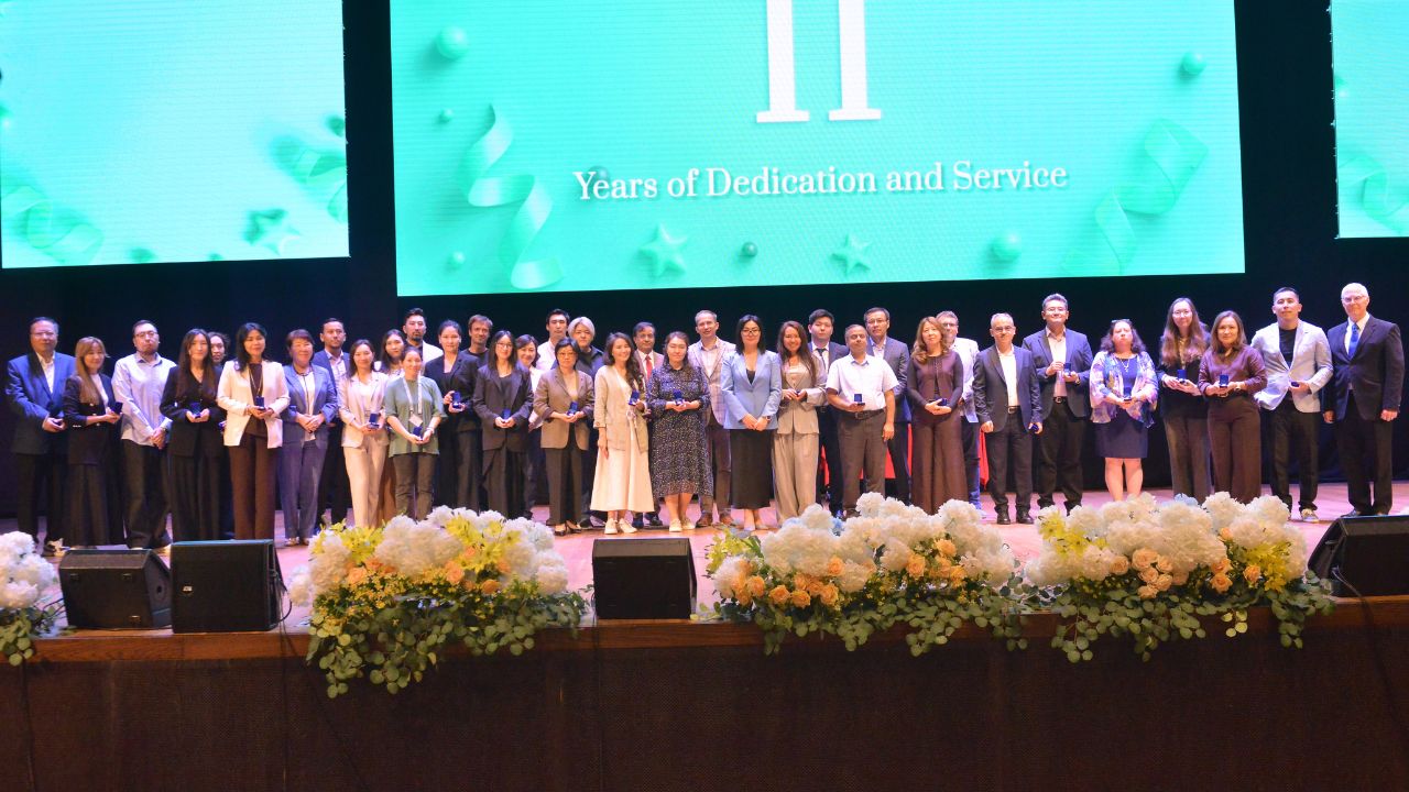 Министр Саясат Нұрбек NU он бес жылдығымен құттықтады