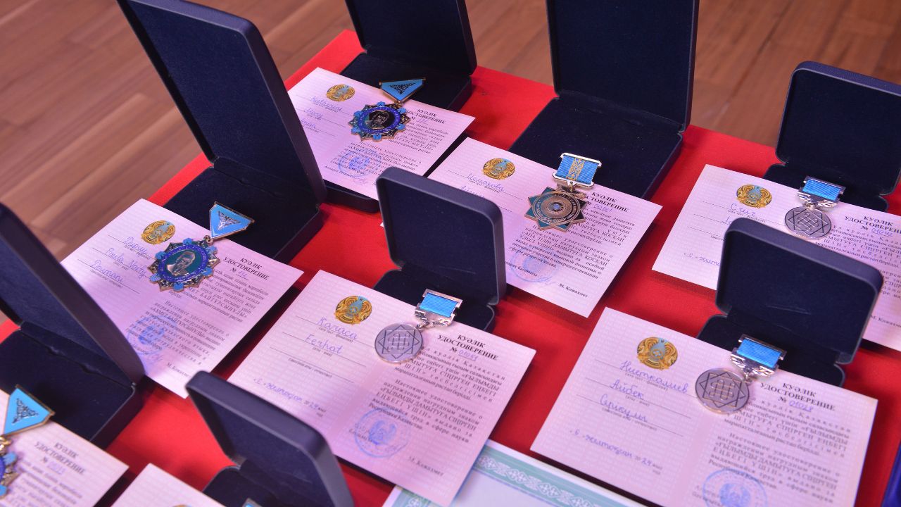 Министр Саясат Нұрбек NU он бес жылдығымен құттықтады