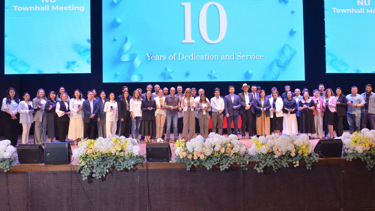 Министр Саясат Нұрбек NU он бес жылдығымен құттықтады