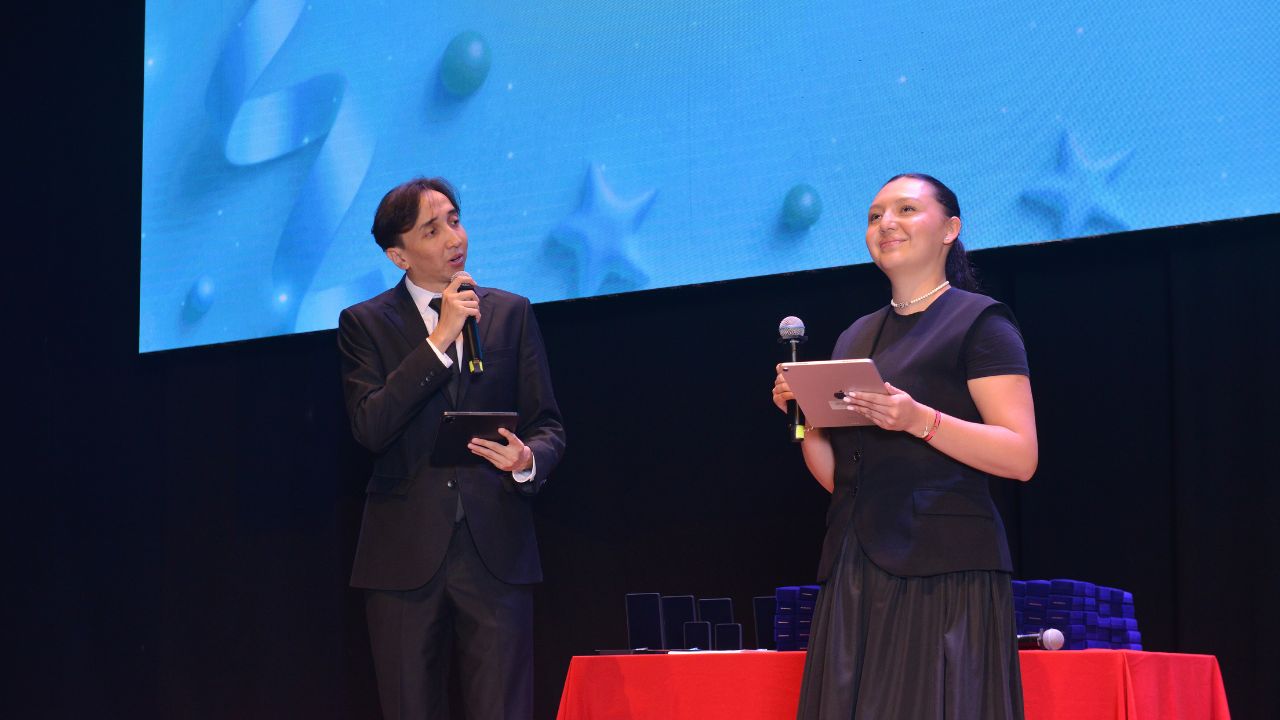 Министр Саясат Нұрбек NU он бес жылдығымен құттықтады