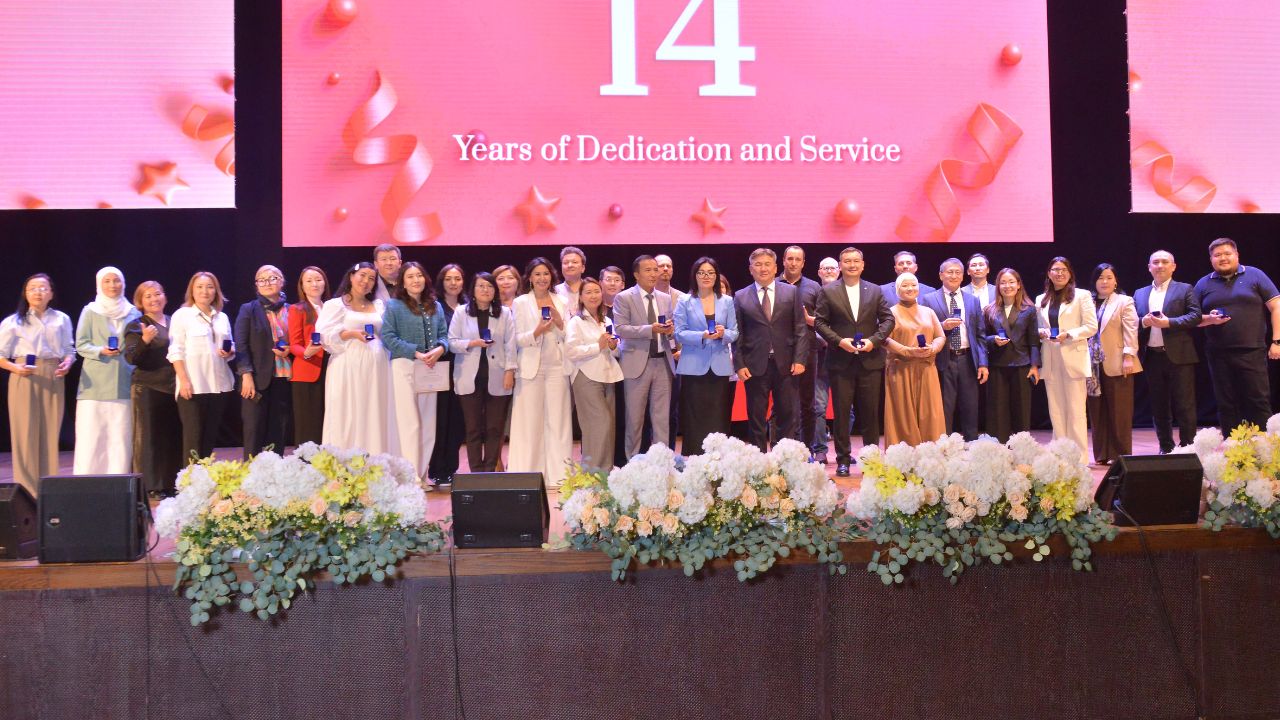 Министр Саясат Нұрбек NU он бес жылдығымен құттықтады