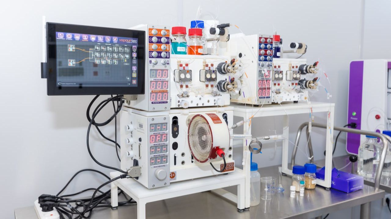 Премьер-министр Nazarbayev University-дің жаңа Биомедициналық орталығымен танысты