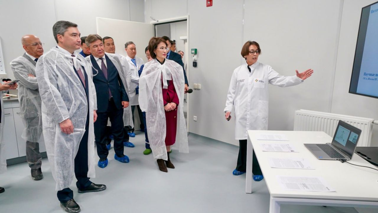 Премьер-министр Nazarbayev University-дің жаңа Биомедициналық орталығымен танысты