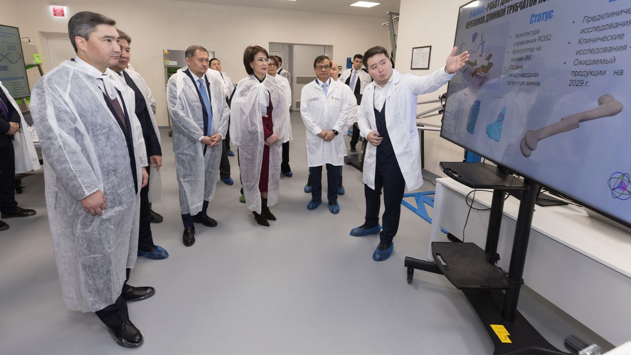 Премьер-министр Nazarbayev University-дің жаңа Биомедициналық орталығымен танысты