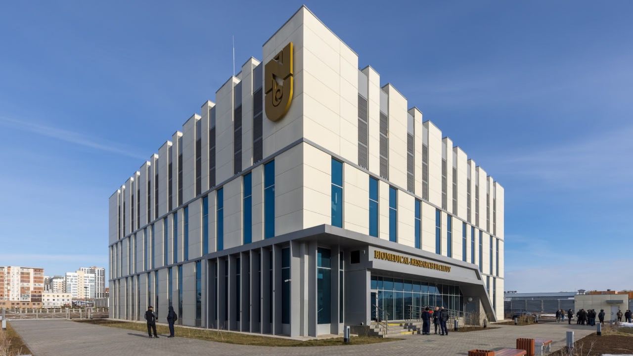 Премьер-министр Nazarbayev University-дің жаңа Биомедициналық орталығымен танысты