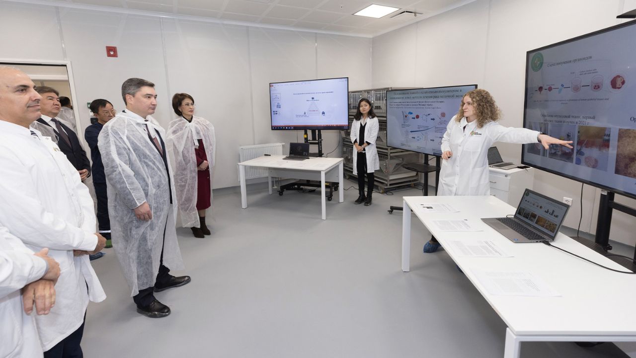 Премьер-министр Nazarbayev University-дің жаңа Биомедициналық орталығымен танысты